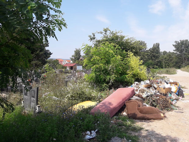 Гробље постало дивља депонија